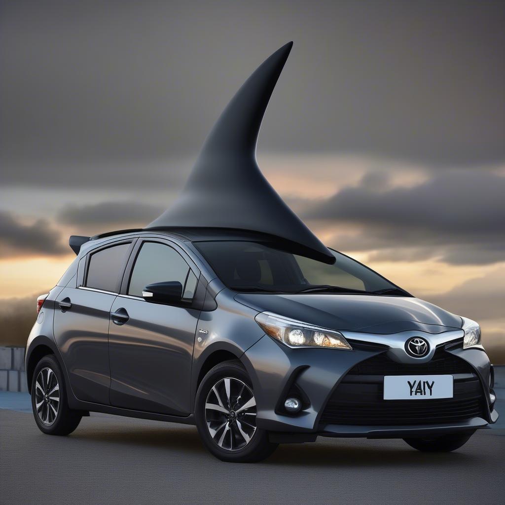 Ăng ten vây cá mập chính hãng được lắp đặt trên xe Toyota Yaris, tăng tính thẩm mỹ và thu sóng tốt.