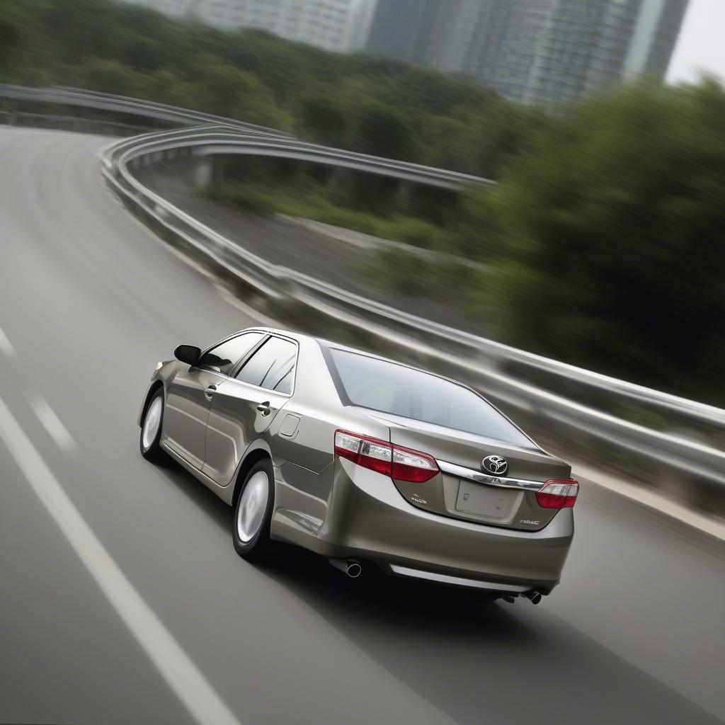 Toyota Camry 2.5Q 2012 vận hành êm ái trên đường.