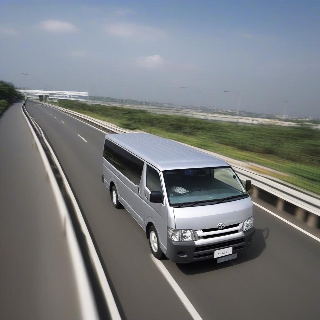 Định mức nhiên liệu Toyota Hiace 2010: Hình ảnh minh họa một chiếc Toyota Hiace 2010 đang di chuyển trên đường cao tốc, thể hiện khả năng vận hành mạnh mẽ và tiết kiệm nhiên liệu.