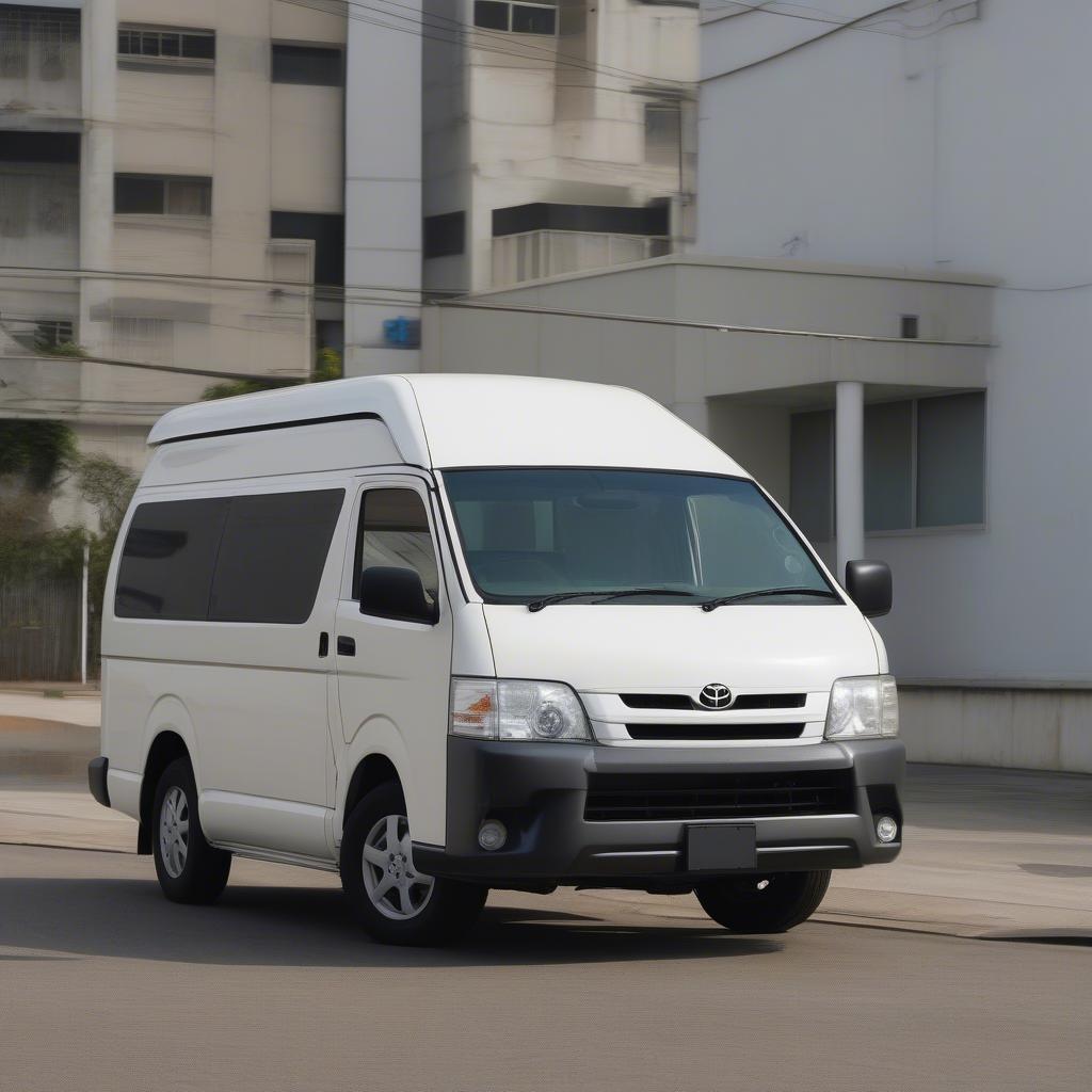 Giá xe cũ Toyota Hiace 2011