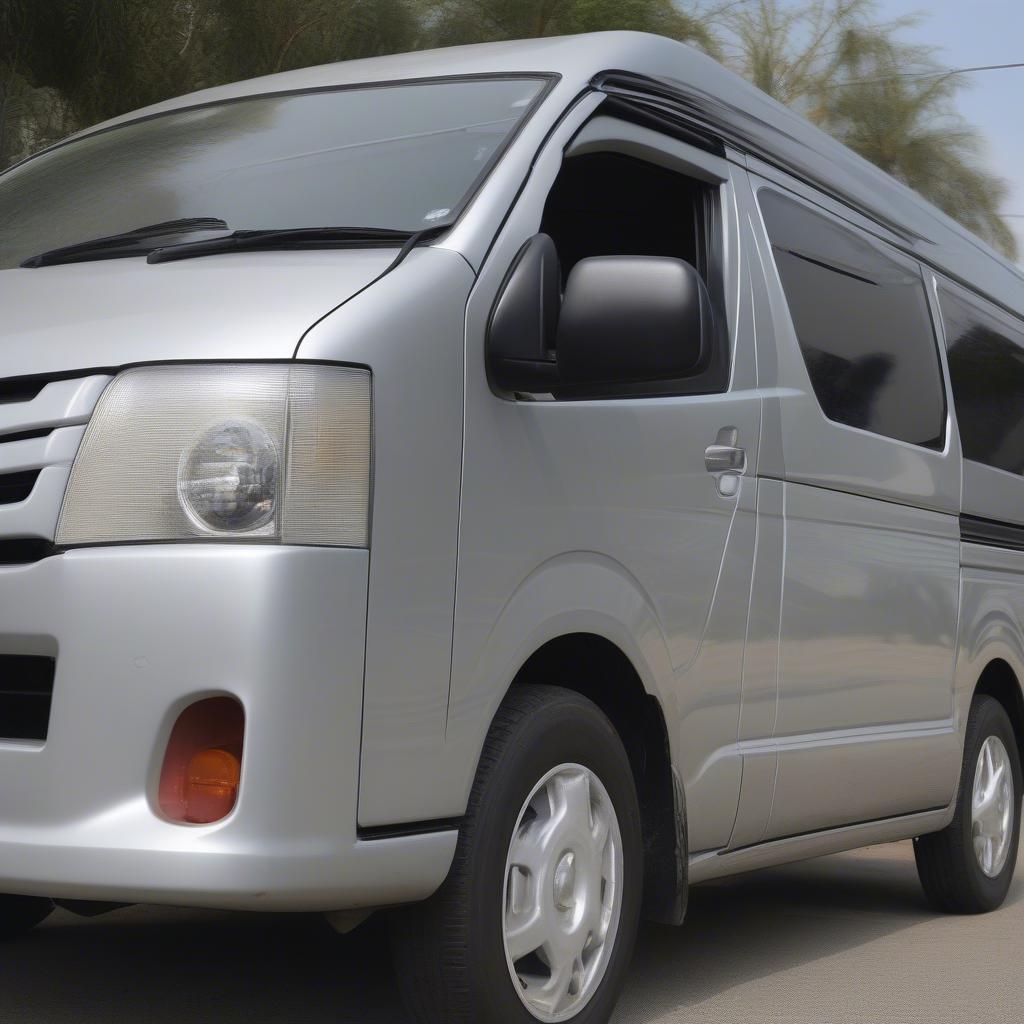 Kiểm tra ngoại thất Toyota Hiace 2015 cũ:  Quan sát kỹ các vết móp méo, xước sơn, tình trạng lốp xe và các chi tiết khác.