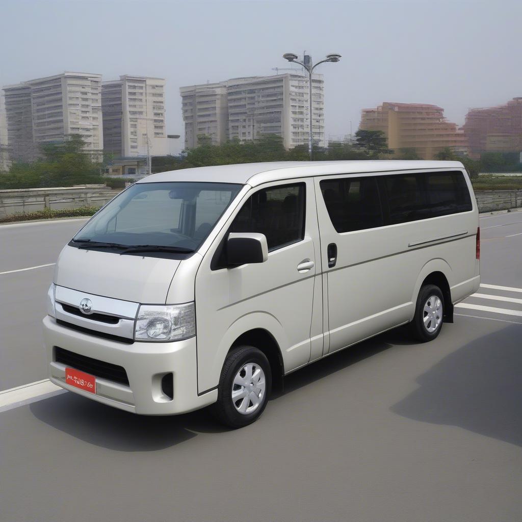 Ngoại thất xe Hiace Super Wagon 2010 với thiết kế vuông vức, mạnh mẽ.