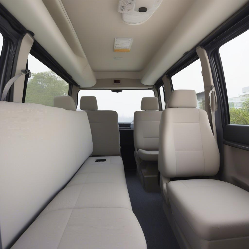 Nội thất rộng rãi của Toyota Hiace