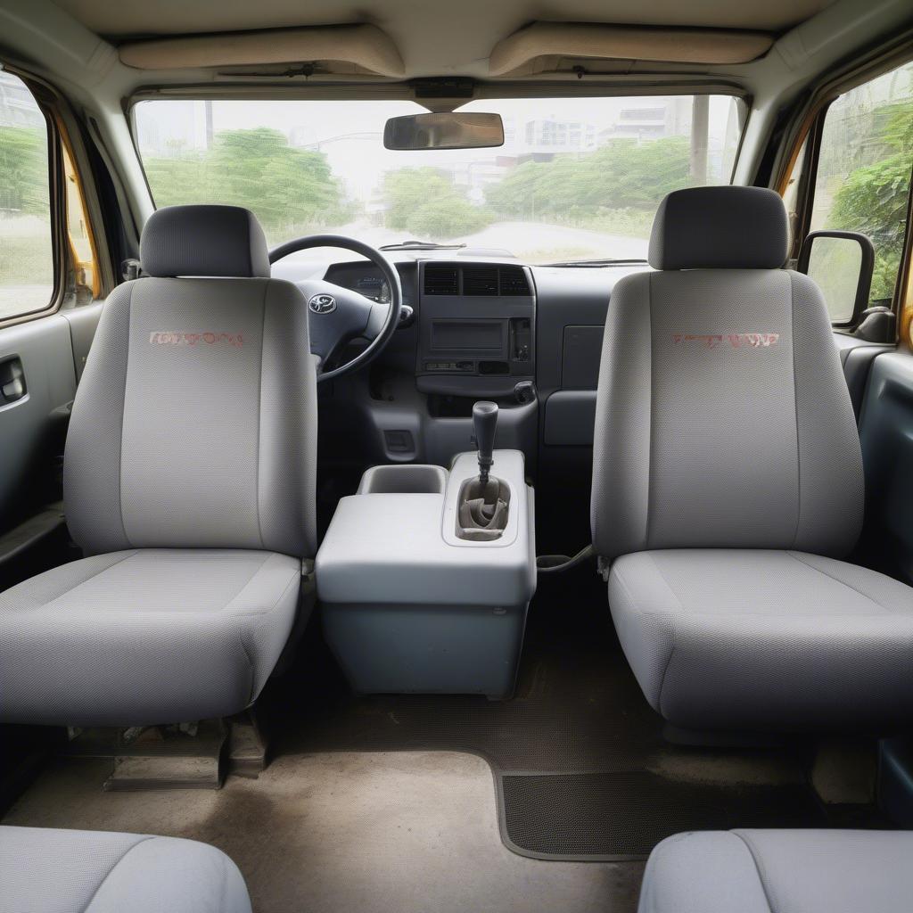 Nội thất xe Toyota Hiace bán tải cũ