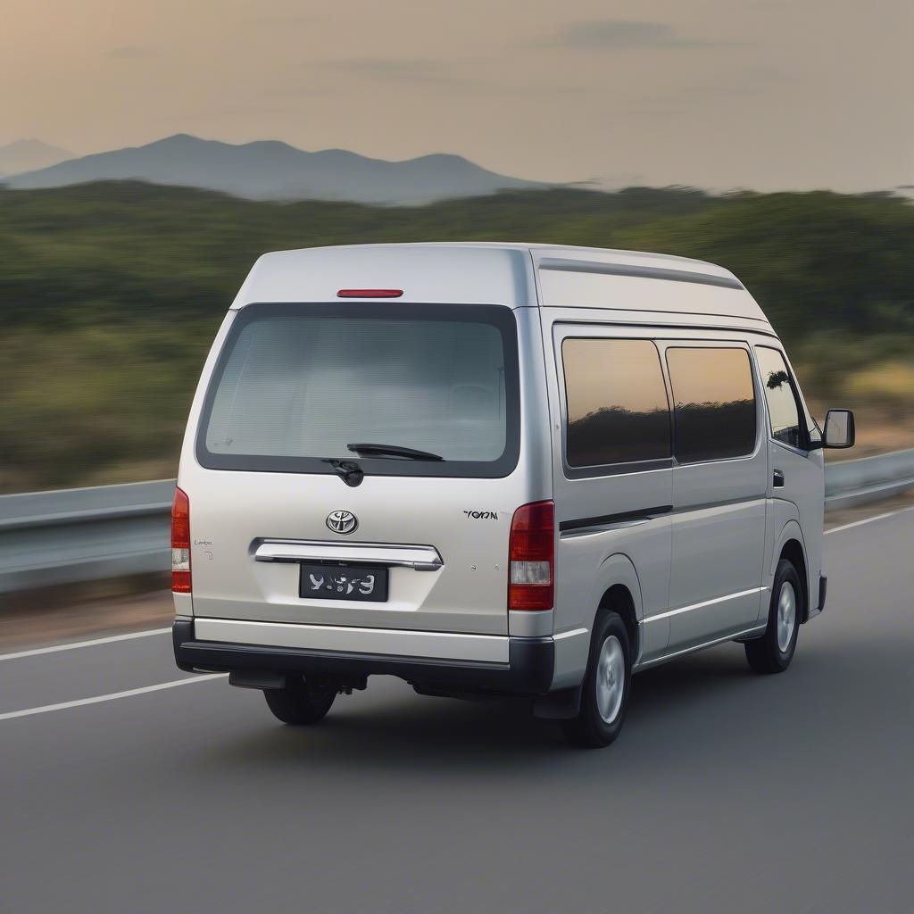 Toyota Hiace 10 chỗ vận hành trên đường trường