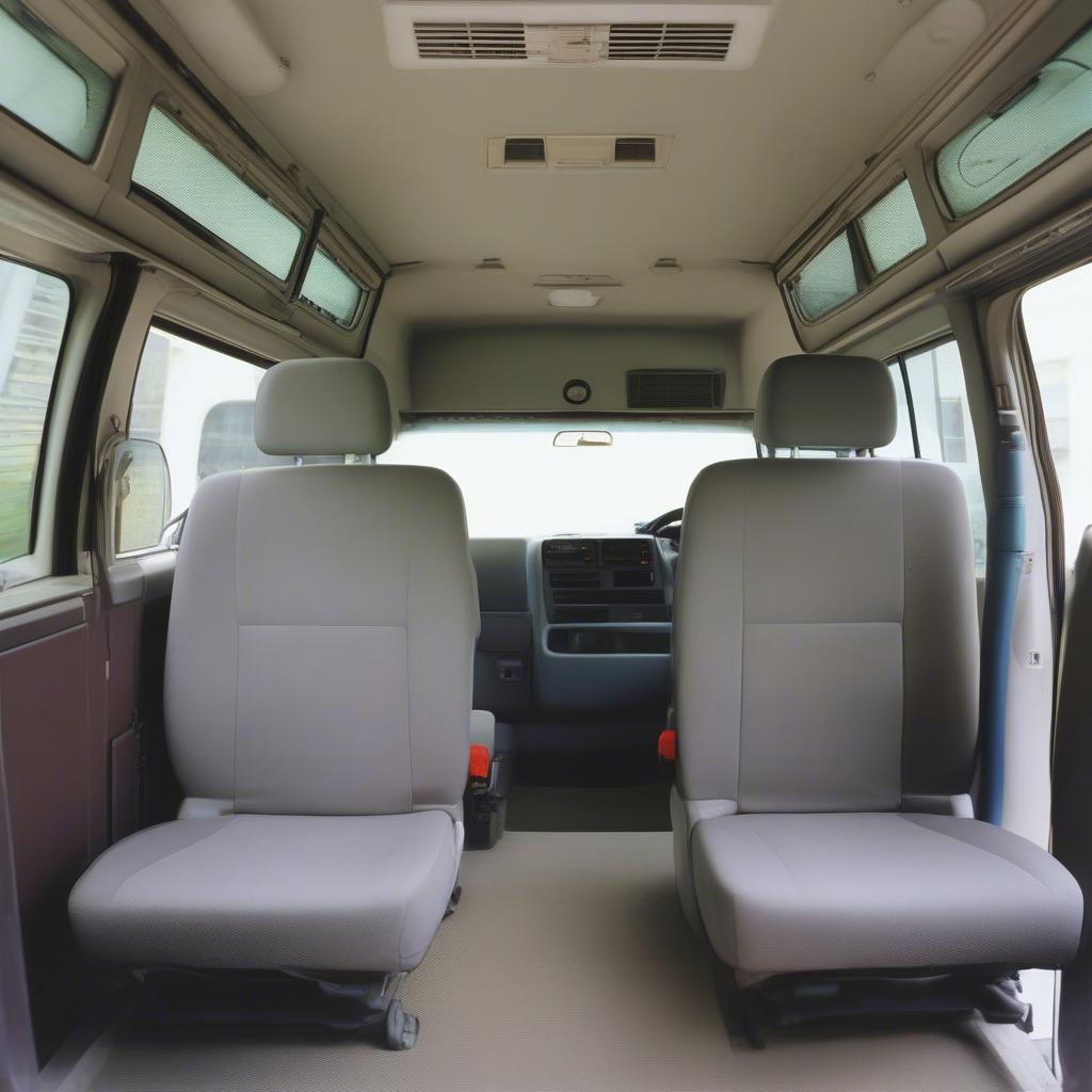 Nội thất rộng rãi của Toyota Hiace 1998