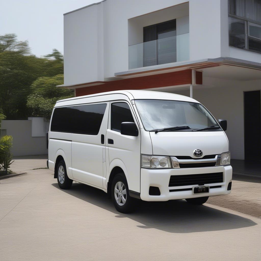 Ngoại thất Toyota Hiace 2014 màu trắng