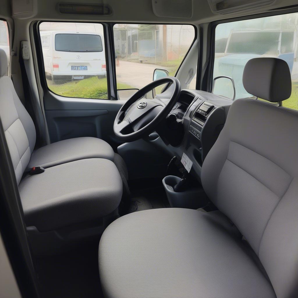 Nội thất và khoang lái Toyota Hiace 2016 cũ