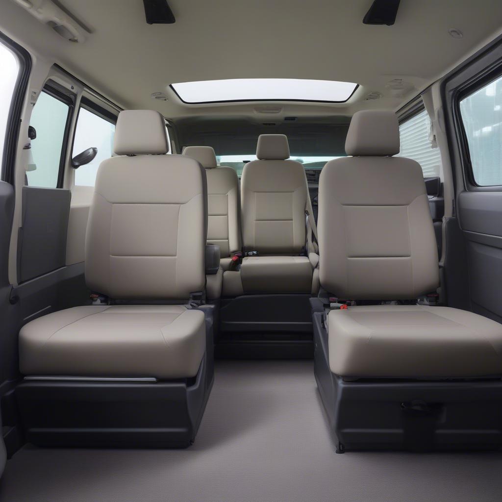 Không gian nội thất rộng rãi của Toyota Hiace 2020