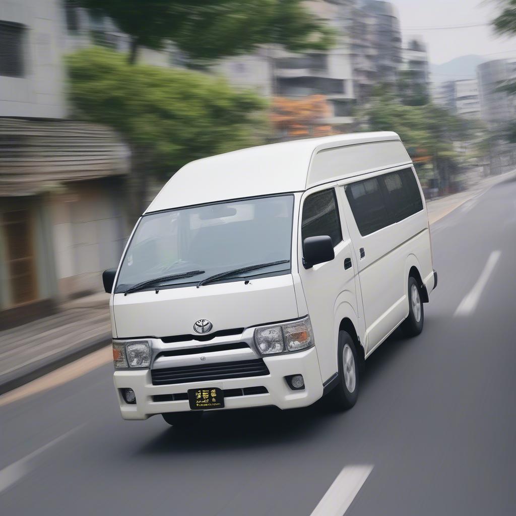 Toyota Hiace vận hành êm ái và ổn định trên đường.